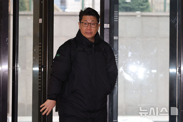 [서울=뉴시스] 권창회 기자 = 쿠팡 일용직 노동자 퇴직금 미지급 사건 수사 과정에서 상관의 외압이 있었다고 폭로한 문지석 검사가 14일 서울 서초구 관봉권 띠지 폐기 의혹 및 쿠팡 퇴직금 불기소 외압 의혹 진상규명을 위한 특검 사무실로 출석하고 있다. 2025.12.14. kch0523@newsis.com