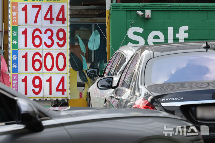 [서울=뉴시스] 배훈식 기자 = 기름값이 7주 만에 하락세로 전환한 14일 오전 서울 중구의 한 주유소에 휘발유가 고환율의 여파로 여전히 1700원 대에 판매되고 있다. 한국석유공사 유가정보시스템 오피넷에 따르면 12월 둘째 주(12월7일~12월11일) 전국 주유소 휘발유 판매가는 리터(ℓ)당 1746원으로 직전 주 대비 0.7원 하락했다. 2025.12.14. dahora83@newsis.com