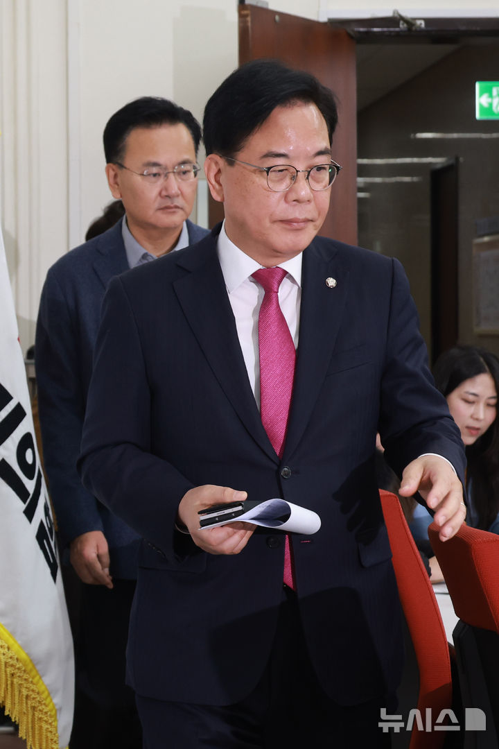 [서울=뉴시스] 고승민 기자 = 송언석 국민의힘 원내대표가 14일 서울 여의도 국회에서 현안 기자간담회를 하기 위해 회의실로 들어서고 있다. 2025.12.14. kkssmm99@newsis.com