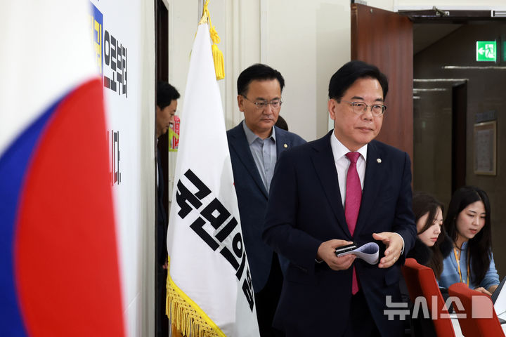 [서울=뉴시스] 고승민 기자 = 송언석 국민의힘 원내대표가 14일 서울 여의도 국회에서 현안 기자간담회를 하기 위해 회의실로 들어서고 있다. 2025.12.14. kkssmm99@newsis.com