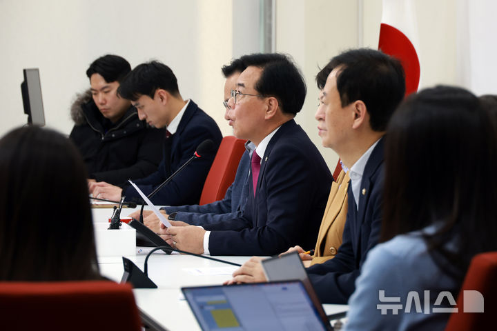 [서울=뉴시스] 고승민 기자 = 송언석 국민의힘 원내대표가 14일 서울 여의도 국회에서 현안 기자간담회를 하고 있다. 2025.12.14. kkssmm99@newsis.com