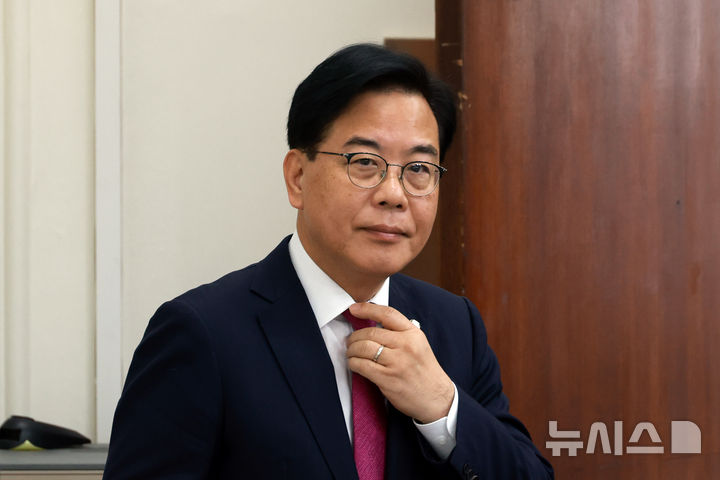 [서울=뉴시스] 고승민 기자 = 송언석 국민의힘 원내대표가 14일 서울 여의도 국회에서 현안 기자간담회를 하기 위해 회의실로 들어서고 있다. 2025.12.14. kkssmm99@newsis.com