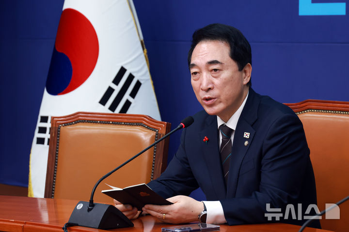 [서울=뉴시스] 고승민 기자 = 박수현 더불어민주당 수석대변인이 지난 14일 서울 여의도 국회에서 현안 기자간담회를 하고 있다. 2025.12.15. kkssmm99@newsis.com