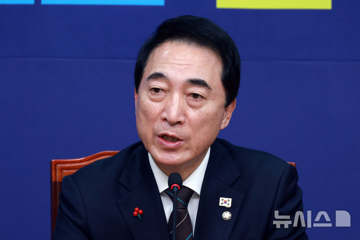 [서울=뉴시스] 고승민 기자 = 박수현 더불어민주당 수석대변인이 14일 서울 여의도 국회에서 현안 기자간담회를 하고 있다. 2025.12.14. kkssmm99@newsis.com