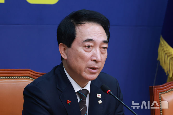 [서울=뉴시스] 고승민 기자 = 박수현 더불어민주당 수석대변인이 14일 서울 여의도 국회에서 현안 기자간담회를 하고 있다. 2025.12.14. kkssmm99@newsis.com