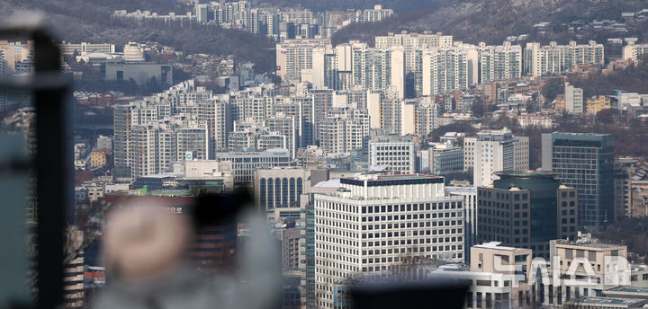 [서울=뉴시스] 김선웅 기자 = 집값 안정화를 위해 정부가 규제를 서울 전역으로 확대한 10·15 대책 시행이 2개월이 지나며 규제 여파로 비강남권 거래가 줄어든 반면 강남 아파트 가격은 상승한 것으로 나타났다. 대책 발표 이후 서울 대다수 지역 매매량이 절반 이하로 떨어지는 동안 강남3구와 한강벨트 거래량은 70% 가까이 상승했다. 이는 공급 절벽이 심해질 것이라는 불안으로 투자 심리가 강화된 것으로 풀이된다. 사진은 14일 서울 시내 아파트 단지의 모습. 2025.12.14. mangusta@newsis.com