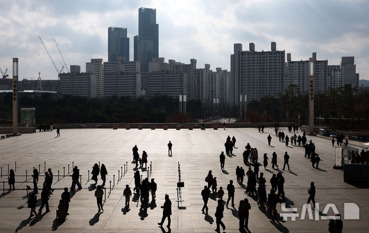 [서울=뉴시스] 김선웅 기자 = 14일 서울 용산구 국립중앙박물관에서 방문 600만 명 돌파 이후 첫 주말을 맞아 관람객들이 내부로 입장하고 있다. 국립중앙박물관은 지난 12월 11일 오후 2시 기준으로 1945년 개관 이후 79년 만에 연간 관람객 600만 명을 돌파하고 루브르, 바티칸, 영국박물관에 이어 세계 4위 방문객 수를 기록했다고 밝혔다. 2025.12.14. mangusta@newsis.com