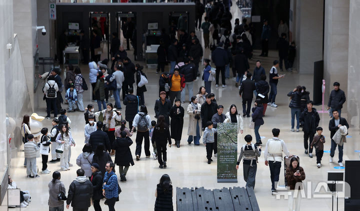 [서울=뉴시스] 김선웅 기자 = 14일 서울 용산구 국립중앙박물관에서 방문 600만 명 돌파 이후 첫 주말을 맞아 관람객들이 박물관 내부를 관람하고 있다. 국립중앙박물관은 지난 12월 11일 오후 2시 기준으로 1945년 개관 이후 79년 만에 연간 관람객 600만 명을 돌파하고 루브르, 바티칸, 영국박물관에 이어 세계 4위 방문객 수를 기록했다고 밝혔다. 2025.12.14. mangusta@newsis.com
