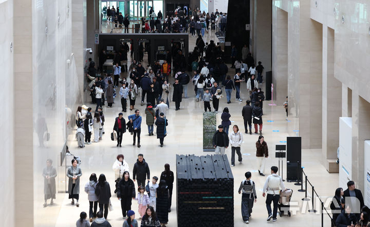[서울=뉴시스] 김선웅 기자 = 14일 서울 용산구 국립중앙박물관에서 방문 600만 명 돌파 이후 첫 주말을 맞아 관람객들이 박물관 내부를 관람하고 있다.국립중앙박물관은 지난 12월 11일 오후 2시 기준으로 1945년 개관 이후 79년 만에 연간 관람객 600만 명을 돌파하고 루브르, 바티칸, 영국박물관에 이어 세계 4위 방문객 수를 기록했다고 밝혔다. 2025.12.14. mangusta@newsis.com