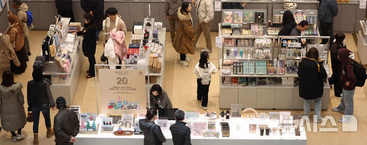 [서울=뉴시스] 김선웅 기자 = 14일 서울 용산구 국립중앙박물관에서 방문 600만 명 돌파 이후 첫 주말을 맞아 관람객들이 기념품 샵을 둘러보고 있다. 국립중앙박물관은 지난 12월 11일 오후 2시 기준으로 1945년 개관 이후 79년 만에 연간 관람객 600만 명을 돌파하고 루브르, 바티칸, 영국박물관에 이어 세계 4위 방문객 수를 기록했다고 밝혔다. 2025.12.14. mangusta@newsis.com
