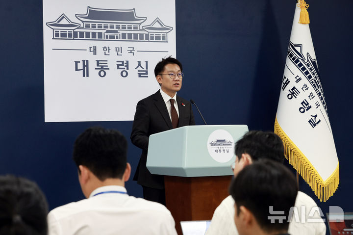 [서울=뉴시스] 고범준 기자 = 김남준 대변인이 14일 서울 용산 대통령실 청사에서 1~2일차 업무보고 관련 브리핑을 하고 있다. 2025.12.14. bjko@newsis.com