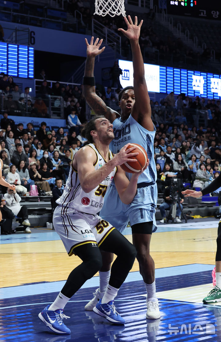 [고양=뉴시스] 배훈식 기자 = 14일 오후 경기 고양시 고양 소노 아레나에서 열린 2025~2026시즌 LG전자 프로농구 고양 소노와 창원 LG의 경기, 1쿼터 LG 마레이가 펌프 페이크를 하고 있다. 2025.12.14. dahora83@newsis.com