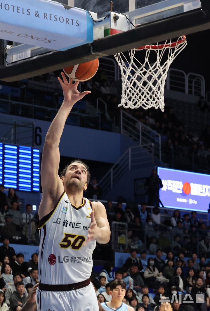 [고양=뉴시스] 배훈식 기자 = 14일 오후 경기 고양시 고양 소노 아레나에서 열린 2025~2026시즌 LG전자 프로농구 고양 소노와 창원 LG의 경기, 1쿼터 LG 마레이가 골밑슛을 하고 있다. 2025.12.14. dahora83@newsis.com