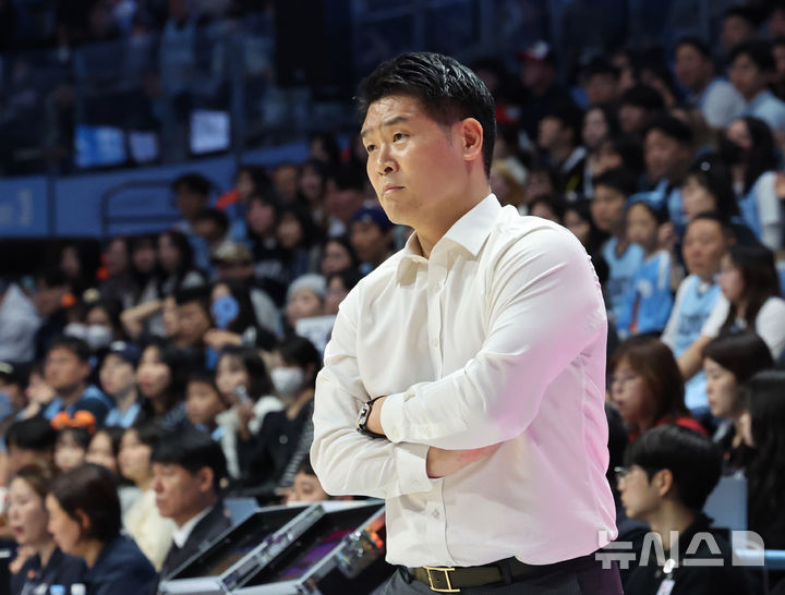 [고양=뉴시스] 배훈식 기자 = 14일 오후 경기 고양시 고양 소노 아레나에서 열린 2025~2026시즌 LG전자 프로농구 고양 소노와 창원 LG의 경기, 1쿼터 LG 조상현 감독이 코트를 주시하고 있다. 2025.12.14. dahora83@newsis.com