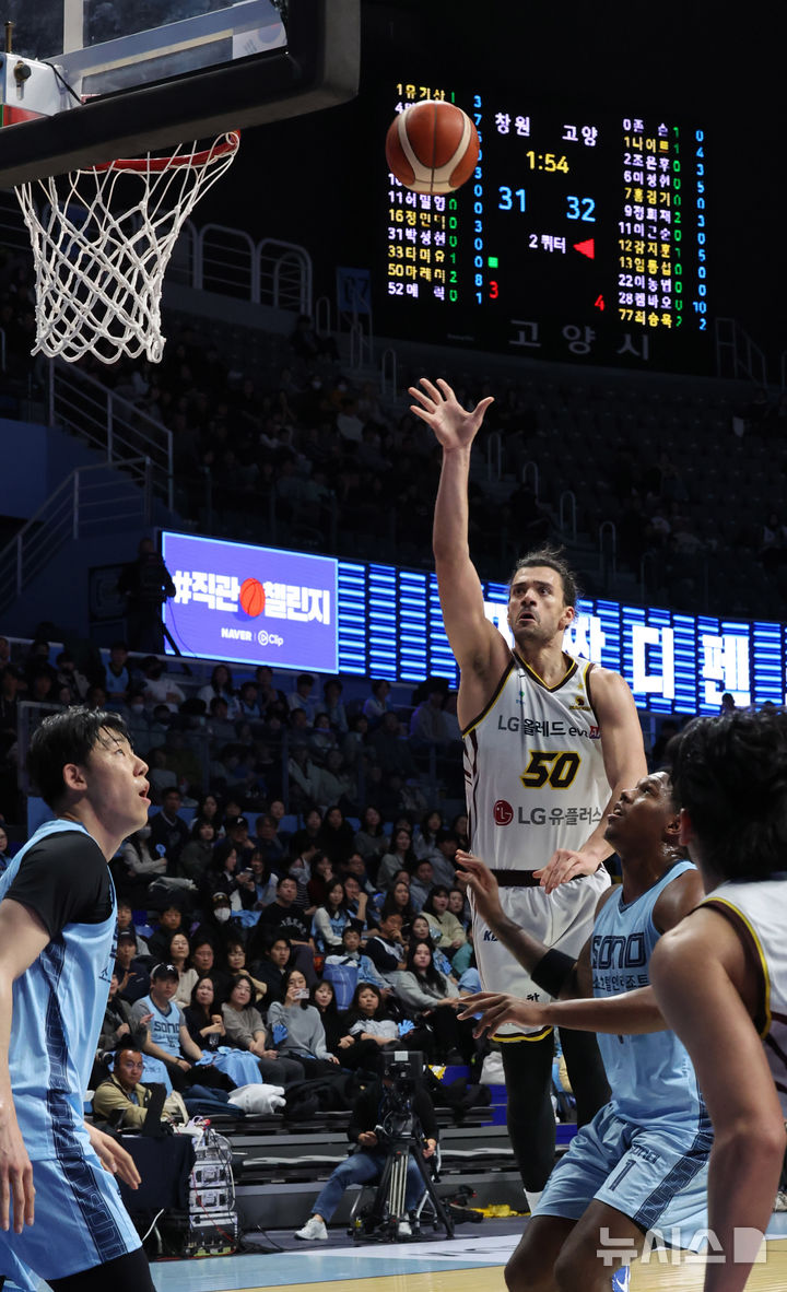 [고양=뉴시스] 배훈식 기자 = 14일 오후 경기 고양시 고양 소노 아레나에서 열린 2025~2026시즌 LG전자 프로농구 고양 소노와 창원 LG의 경기, 2쿼터 LG 마레이가 플로터를 던지고 있다. 2025.12.14. dahora83@newsis.com