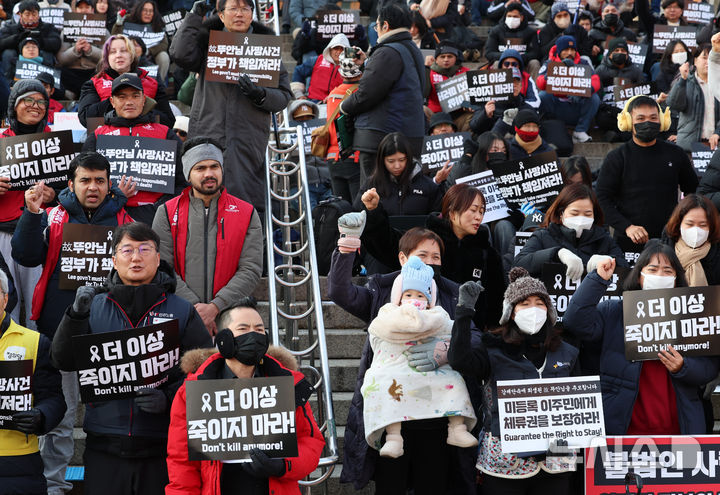 [서울=뉴시스] 이영환 기자 = 14일 오후 서울 용산구 서울역 앞에서 열린 2025 세계 이주노동자의 날 기념 전국이주노동자대회에서 참석자들이 구호를 외치고 있다. 2025.12.14. 20hwan@newsis.com