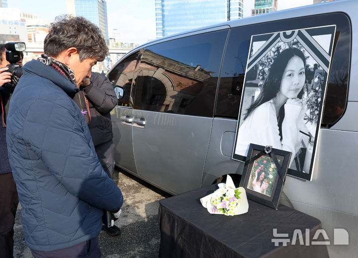 [서울=뉴시스] 이영환 기자 = 14일 오후 서울 용산구 서울역 앞에서 열린 2025 세계 이주노동자의 날 기념 전국이주노동자대회에서 참석자가 고 뚜안씨를 추모하고 있다. 2025.12.14. 20hwan@newsis.com