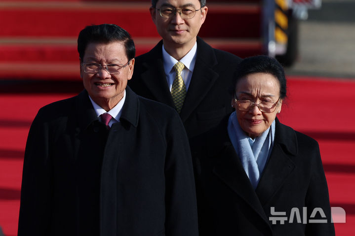 [성남=뉴시스] 권창회 기자 = 통룬 시술릿 라오스 국가주석 내외가 14일 오후 경기 성남시 서울공항을 통해 방한하고 있다. 2025.12.14. kch0523@newsis.com