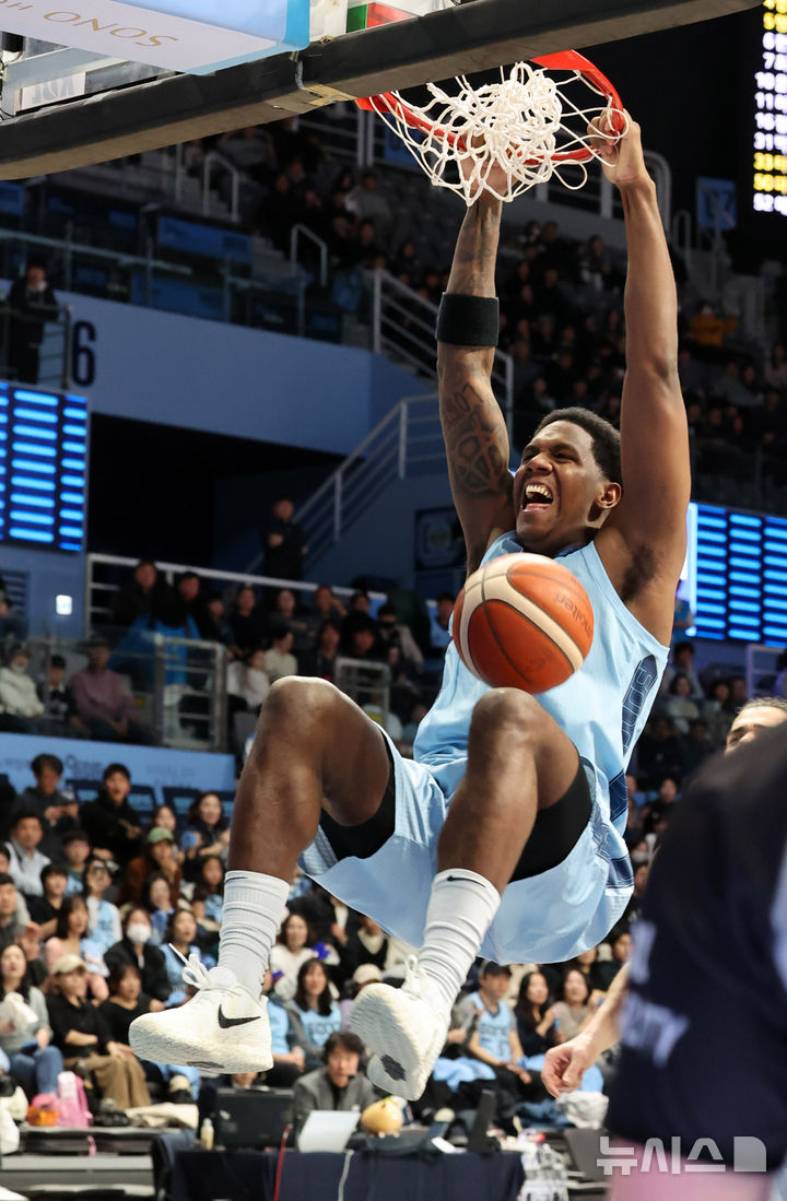 [고양=뉴시스] 배훈식 기자 = 14일 오후 경기 고양시 고양 소노 아레나에서 열린 2025~2026시즌 LG전자 프로농구 고양 소노와 창원 LG의 경기, 3쿼터 소노 나이트가 슬램 덩크를 하고 있다. 2025.12.14. dahora83@newsis.com