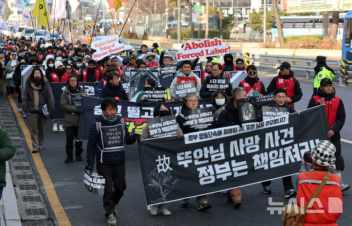 [서울=뉴시스] 이영환 기자 = 14일 오후 서울 용산구 서울역 앞에서 열린 2025 세계 이주노동자의 날 기념 전국이주노동자대회에서 참석자들이 대회를 마친 후 대통령실 방향으로 행진하고 있다. 2025.12.14. 20hwan@newsis.com