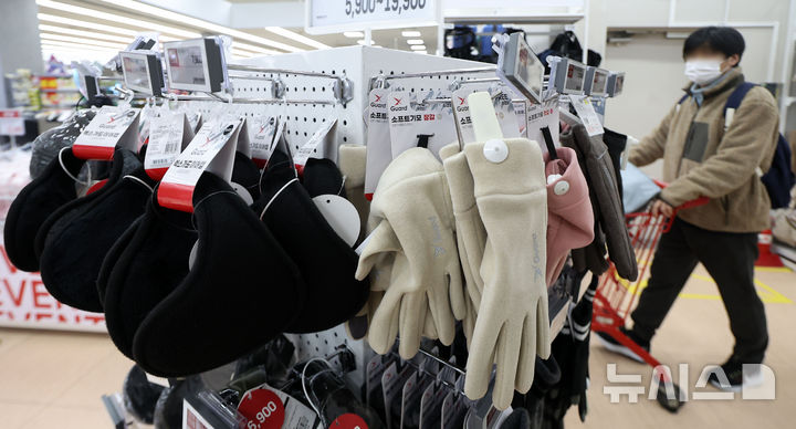 [서울=뉴시스] 김선웅 기자 = 영하권 추위가 이어지며 본격적인 겨울철에 진입한 14일 서울 소재 대형 유통매장에서 각종 방한용품이 판매되고 있다. 2025.12.14. mangusta@newsis.com