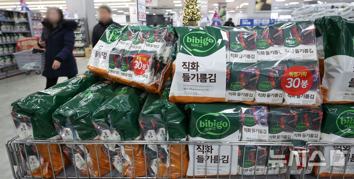 [서울=뉴시스] 김선웅 기자 = 서울 소재 대형 유통매장에서 각종 조미김이 판매되고 있다. 2025.12.14. mangusta@newsis.com