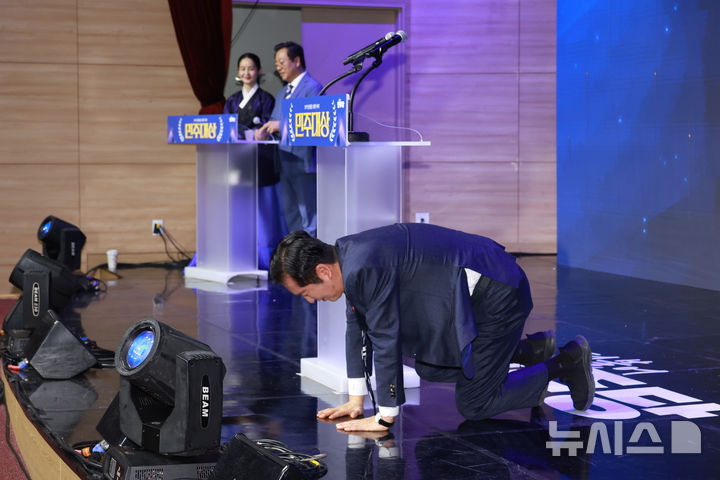 [서울=뉴시스] 고승민 기자 = 정청래 더불어민주당 대표가 14일 서울 여의도 국회 의원회관에서 열린 창당 70주년 기념 당원의 날 행사 '민주대상'에서 축사를 하던 중 큰절을 하고 있다. 2025.12.14. kkssmm99@newsis.com