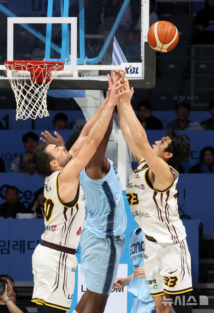 [고양=뉴시스] 배훈식 기자 = 14일 오후 경기 고양시 고양 소노 아레나에서 열린 2025~2026시즌 LG전자 프로농구 고양 소노와 창원 LG의 경기, 4쿼터 LG 마레이(왼쪽부터), 소노 나이트, LG 타마요가 리바운드 다툼을 하고 있다. 2025.12.14. dahora83@newsis.com