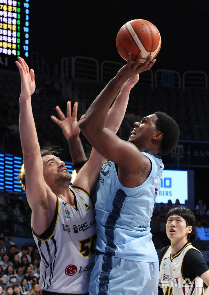 [고양=뉴시스] 배훈식 기자 = 14일 오후 경기 고양시 고양 소노 아레나에서 열린 2025~2026시즌 LG전자 프로농구 고양 소노와 창원 LG의 경기, 3쿼터 소노 나이트가 LG 마레이의 블로킹을 피해 슛을 하고 있다. 2025.12.14. dahora83@newsis.com