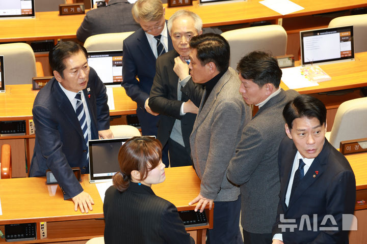 [서울=뉴시스] 고승민 기자 = 정청래 더불어민주당 대표가 14일 서울 여의도 국회에서 열린 본회의에서 조승래 등 의원들과 대화하고 있다. 2025.12.14. kkssmm99@newsis.com