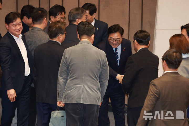 [서울=뉴시스] 고승민 기자 = 우원식 국회의장이 14일 서울 여의도 국회에서 열린 본회의에서 경찰관 직부집행법 일부개정안을 통과시킨 뒤 산회 후 의원들과 인사하고 있다. 2025.12.14. kkssmm99@newsis.com