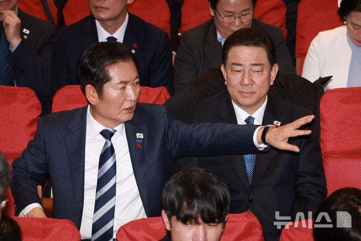 [서울=뉴시스] 고승민 기자 = 더불어민주당 정청래 대표와 김병기 원내대표가 지난 14일 서울 여의도 국회 의원회관에서 열린 창당 70주년 기념 당원의 날 행사 '민주대상'에 참석하고 있다. 2025.12.15. kkssmm99@newsis.com