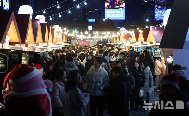 [서울=뉴시스] 이영환 기자 = 14일 오후 서울 종로구 광화문광장에서 열린 광화문 마켓이 시민들로 붐비고 있다. 2025.12.14. 20hwan@newsis.com