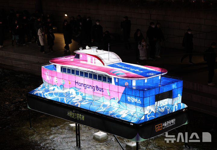 [서울=뉴시스] 이영환 기자 = 14일 오후 서울 종로구 청계천에서 열린 서울빛초롱축제가 관람객들로 붐비고 있다. 2025.12.14. 20hwan@newsis.com