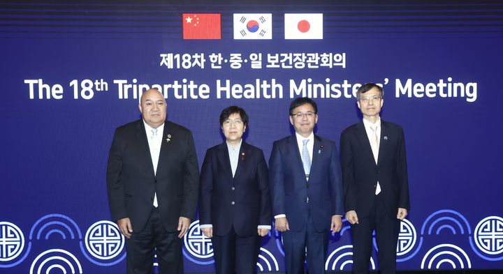 [서울=뉴시스] 홍효식 기자 = 14일 서울 영등포구 콘래드 서울 호텔에서 열린 제18차 한·중·일 보건장관회의에서 사이아 마우 피우칼라(왼쪽부터) 세계보건기구 서태평양지역사무소 사무처장, 정은경 보건복지부 장관, 우에노 겐이치로 일본 후생노동성 장관, 이희섭 한중일협력사무소 사무총장이 기념촬영하고 있다. (사진=보건복지부 제공) 2025.12.14. photo@newsis.com *재판매 및 DB 금지