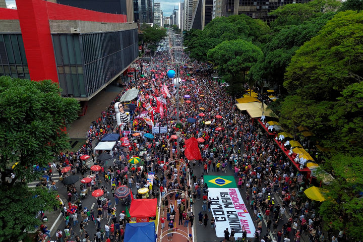 [상파울루(브라질)=AP/뉴시스]브라질 상파울루에서 14일(현지시각) 자이르 보우소나루 전 대통령의 수감 기간을 단축하려는 법안에 반대하는 대규모 시위가 열리고 있다. 브라질 상원이 하원에 이어 17일(현지시각) 좌파 루이스 이나시오 룰라 다 시우바에게 패배, 재선에 실패한 후 쿠데타를 계획한 혐의로 유죄 판결을 받은 극우 성향 자이르 보우소나루 전 대통령의 징역형을 삭감하는 법안을 통과시켜 룰라 대통령과 충돌을 빚고 있다고 프랑스24가 18일 보도했다. 2025.12.18.