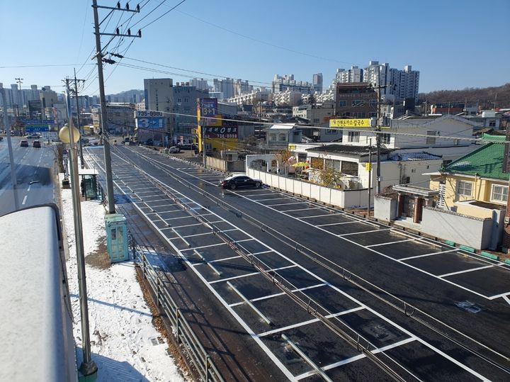 [원주=뉴시스] 최근 정비를 마친 단계동 복개 공영주차장. (사진=원주시 제공) 2025.12.15. photo@newsis.com *재판매 및 DB 금지