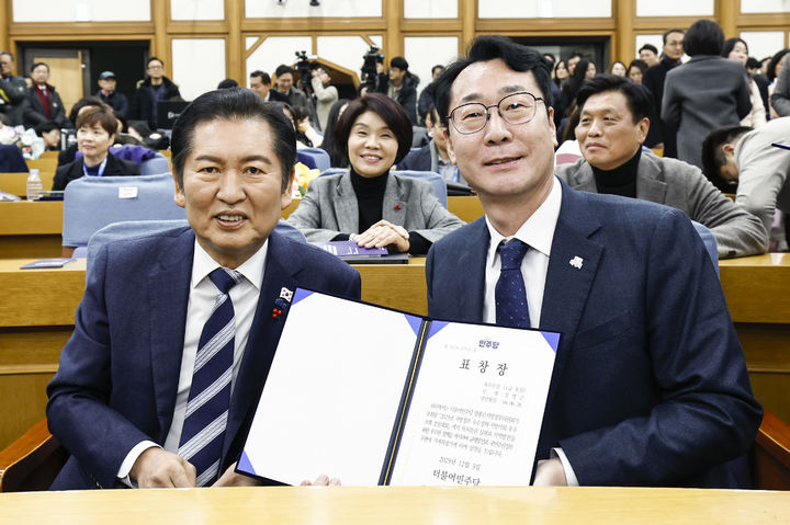 [화성=뉴시스]정명근 화성시장(사진 오른쪽)이 14일 국회의원회관에서 열린 '2025 지방정부 우수정책·지방의회 우수조례 경진대회' 시상식에서 더불어민주당 대표와 표창장을 들고 사진을 찍고 있다.(사진=더불어민주당 제공)2025.12.15.photo@newsis.com *재판매 및 DB 금지