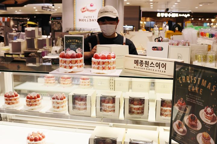 [대구=뉴시스] 대구지역 롯데백화점은 크리스마스와 연말을 맞아 가족·연인·친구와 함께 특별한 시간을 보낼 수 있는 체험형 강좌를 마련해 선보인다. (사진 = 롯데백화점 제공) 2025.12.15. photo@newsis.com *재판매 및 DB 금지