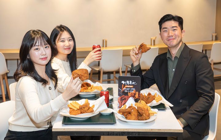 [서울=뉴시스] 현대백화점그룹 계열 종합 식품기업 현대그린푸드는 깐부치킨과 손잡고 오는 24일까지 'AI 깐부 콜라보 세트'를 전국 단체 급식 사업장 110여 곳에 차례대로 제공한다고 15일 밝혔다. (사진=현대그린푸드 제공) 2025.12.15. *재판매 및 DB 금지