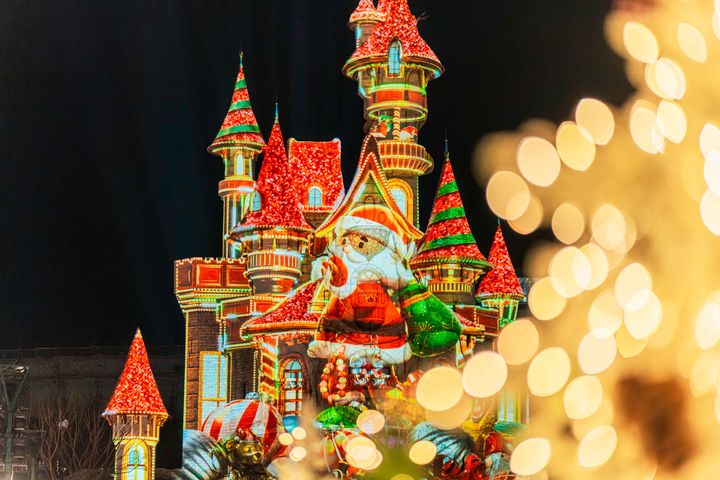 [부산=뉴시스] 롯데월드 어드벤처 부산 로리캐슬 크리스마스 멀티미디어 맵핑 쇼 (사진=롯데월드 어드벤처 부산 제공) 2025.12.15. photo@newsis.com *재판매 및 DB 금지