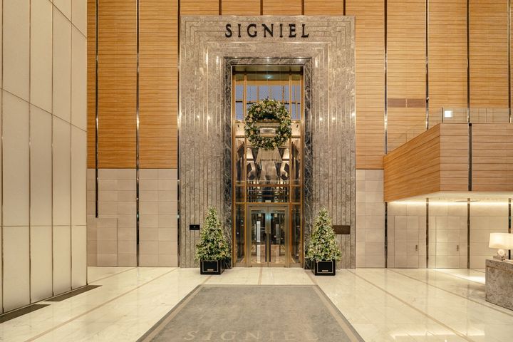 [서울=뉴시스] 시그니엘 서울 1층 로비의 크리스마스 장식 모습.(사진=롯데호텔앤리조트 제공) *재판매 및 DB 금지