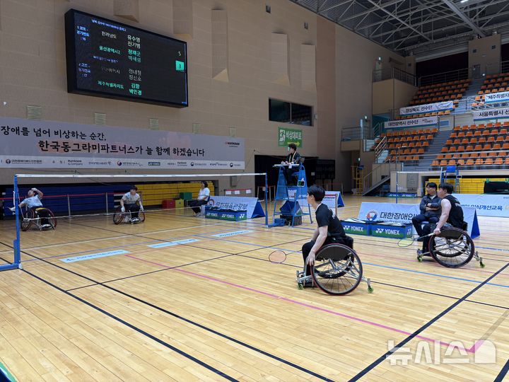 [서울=뉴시스]KT스카이라이프는 지난 12일 대한장애인배드민턴협회(회장 김규성)와 'AI 중계 업무협약(MOU)'을 체결했다고 15일 밝혔다. 사진은 장애인배드민턴 대회 중 휠체어(WH1-WH2 남자복식) 경기의 모습. (사진=KT스카이라이프 제공)