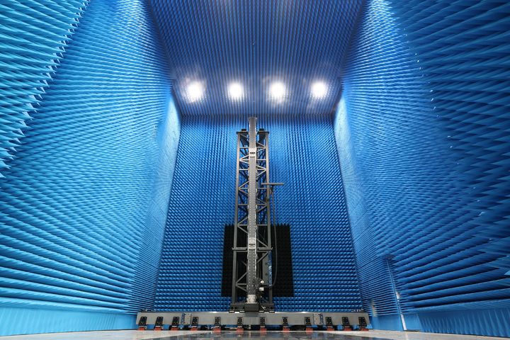 [서울=뉴시스] 한화시스템 구미사업장 제조동에 위치한 근접전계시험장(챔버). (사진=한화시스템 제공) 2025.12.15. photo@newsis.com *재판매 및 DB 금지