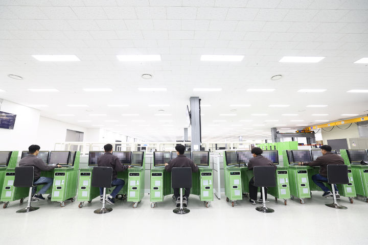 [서울=뉴시스] 한화시스템 직원들이 울산급 배치(Batch)-III 전투체계(CMS)의 함정 탑재 전 사전 시험을 하고 있다. (사진=한화시스템 제공) 2025.12.15. photo@newsis.com *재판매 및 DB 금지