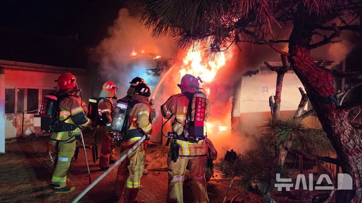 [경주=뉴시스] 15일 오전 3시32분께 발생한 경주시 동방동 단독주택 화재 진화 현장.(사진=경북소방본부 제공) 2025.12.15. photo@newsis.com