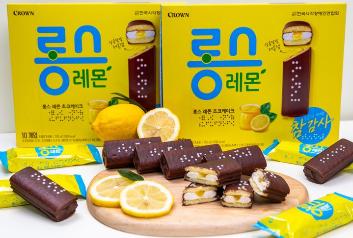 [서울=뉴시스] 크라운제과는 초코케이크 '롱스 레몬'을 출시한다고 15일 밝혔다. (사진=크라운제과 제공) 2025.12.15. photo@newsis.com *재판매 및 DB 금지