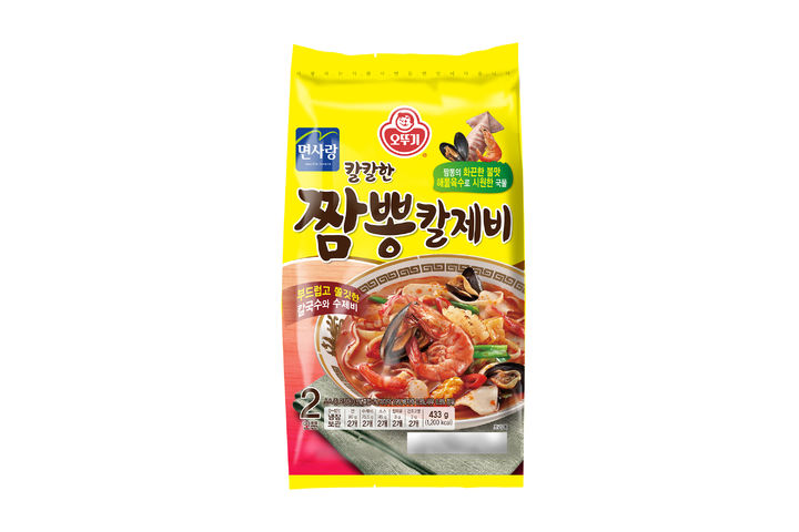 [서울=뉴시스] 오뚜기는 생면 칼국수와 수제비에 짬뽕의 불맛을 더한 신제품 ‘칼칼한 짬뽕칼제비’를 출시했다고 15일 밝혔다. (사진=오뚜기 제공) 2025.12.15. photo@newsis.com *재판매 및 DB 금지