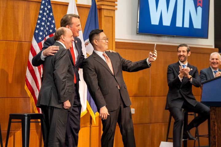 [서울=뉴시스]LS전선이 미국 버지니아주에 6억8900만달러(1조원)을 추가 투자해 권선(Magnet Wire)과 희토류 자석 제조 시설을 건립한다. 지난 12일(현지시간) 미국 버지니아주 체서피크 시에서 열린 투자발표회에 참석한 구본규 LS전선이 사진을 촬영하고 있다. (사진=글렌 영킨 버지니아 주지사 SNS) photo@newsis.com *재판매 및 DB 금지