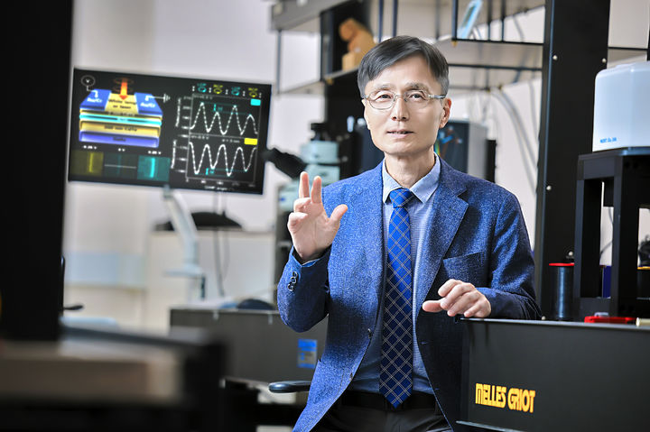 [서울=뉴시스] 최석호 경희대 응용물리학과 고황명예교수. (사진=경희대 제공) 2025.12.15. photo@newsis.com *재판매 및 DB 금지